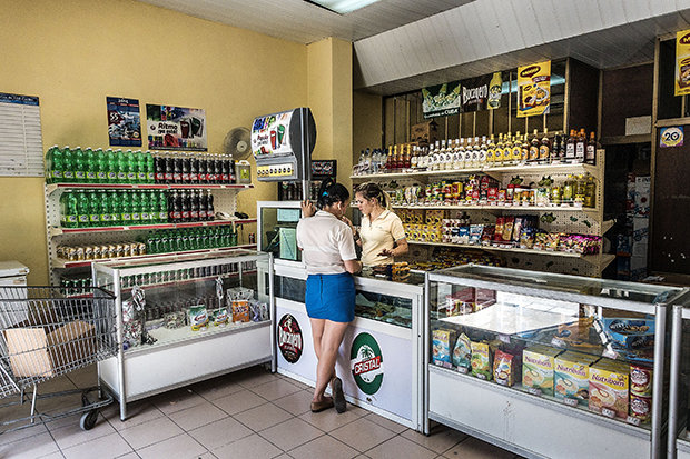 Dinge, die nicht zum Grundbedarf zählen, kann man auf Kuba oft nur mit dem Peso Convertible kaufen. Dafür gibt es Spezialläden wie diesen in Sancti Spíritus. (Foto: Sebastian Liste/NOOR/laif)