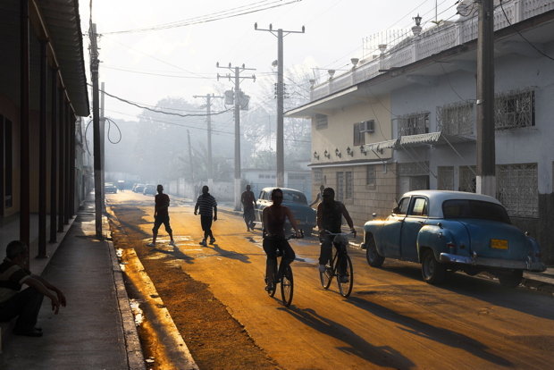 Wie am Set eines Films, der vor etlichen Jahrzehnten spielt: Straße in Morón. (Foto: Arnaud Spani/hemis.fr/laif)