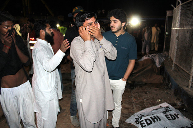 Inmitten von feiernden Familien in der Nähe eines Spielplatzes hatte sich ein Taliban-Kämpfer am Ostersonntag in einem Park in Lahore in die Luft gesprengt. Unter den 72 Getöteten waren 35 Kinder (Foto: Yannis Kontos/Polaris/laif)