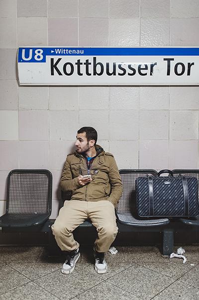 Unsere Bilder zeigen die Geschichte eines anderen Mannes: Ajad Mohammed, 28 Jahre, den es nur 100 Tage in Deutschland hielt. Dann hat er sich in einem Berliner Reisebüro, das auf Kurdistan spezialisiert ist, sein Rückflugticket besorgt (Foto: Fabian Weiss)