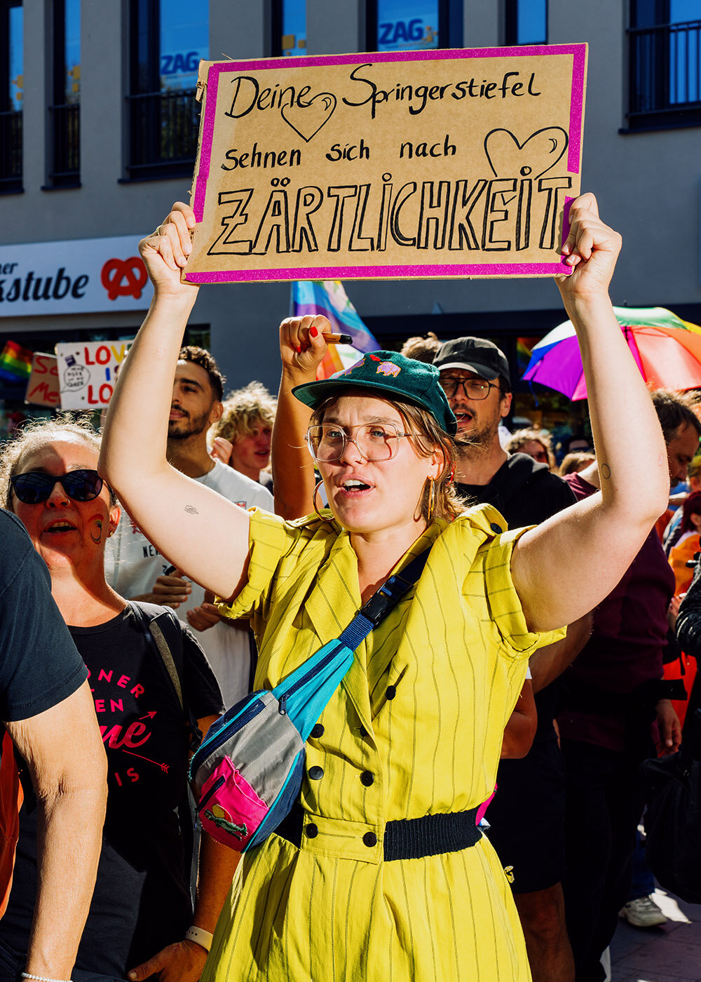 Eine Frau hebt ein Schild in die Luft