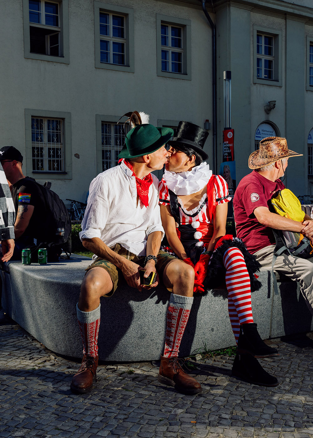 Zwei Männer küssen sich beim Pride in Oranienburg