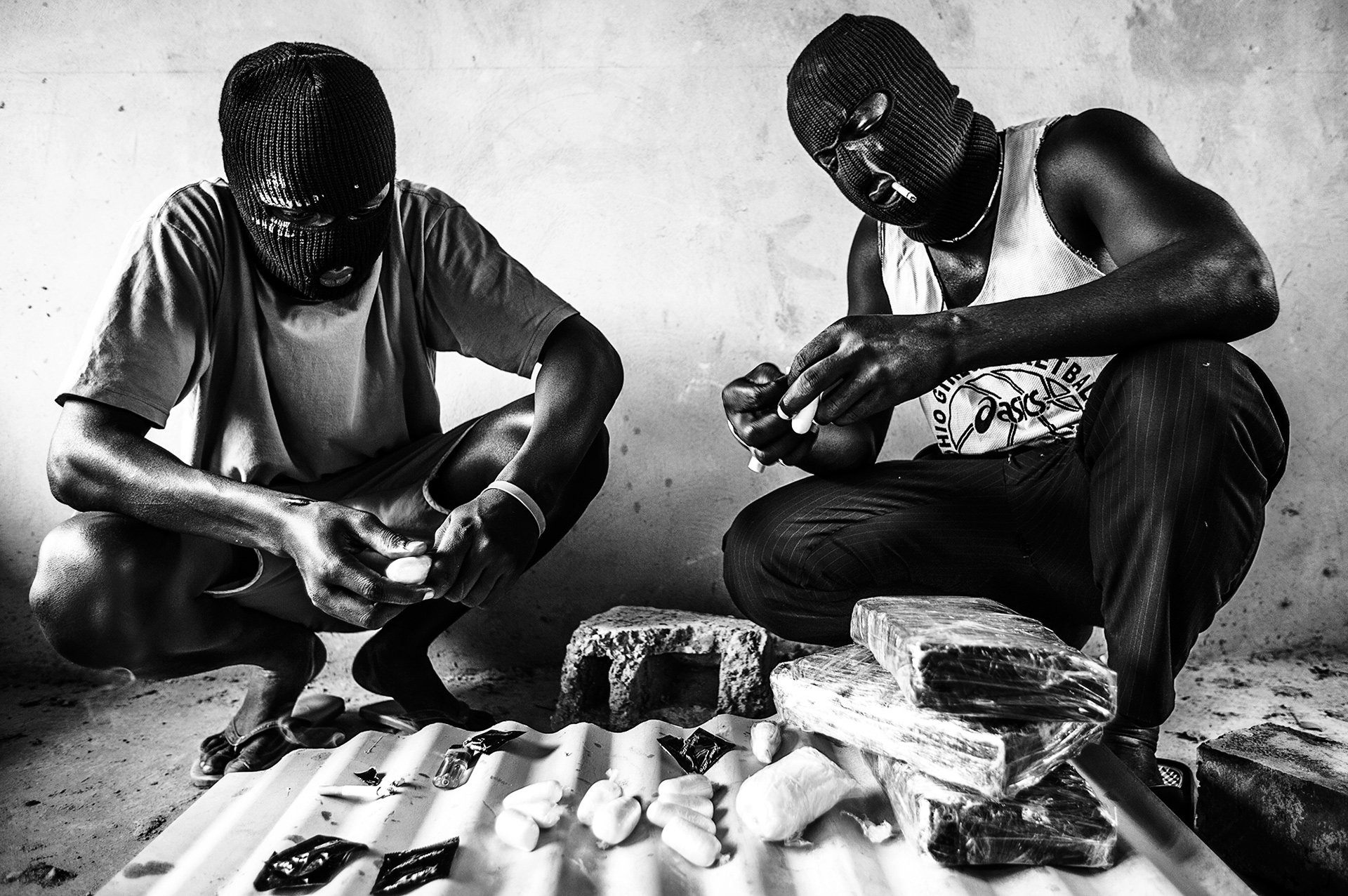 Nigerianische Schmuggler präparieren Kokain für den Transport (Foto: Marco Vernaschi)