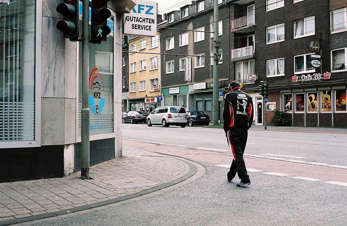 Ein Mann läuft auf einer leeren Strasse (Foto: Christian Werner)