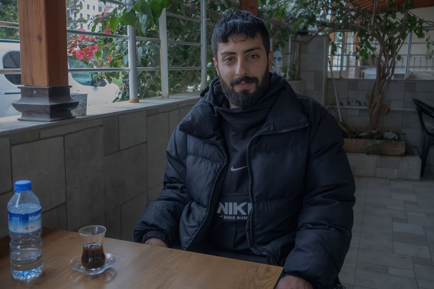 Eren Nerguz auf der Terrasse eines Cafes (Foto: Simone Kamhuber)