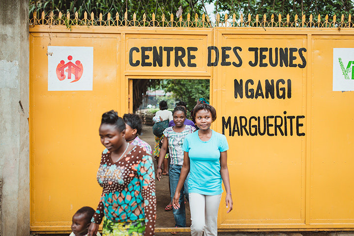 Frauen verlassen die Maison Marguerite, einer Einrichtung der Don Bosco Mission in der ostkongolesischen Stadt Goma, um zur Kirche zu gehen