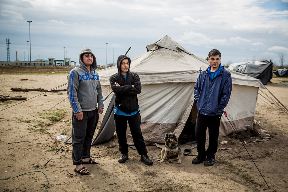 Drei junge Flüchtlinge in Ungarn