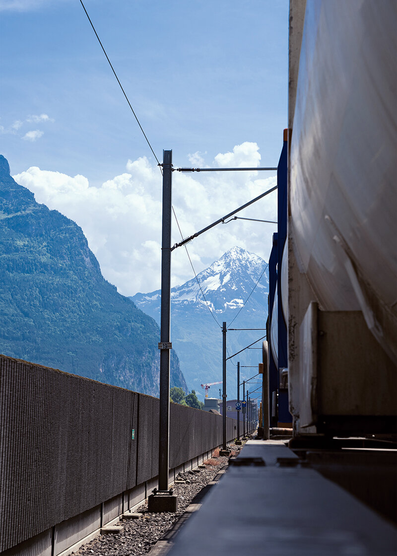 Ansicht eines Bergpanoramas aus einem Güterwaggon