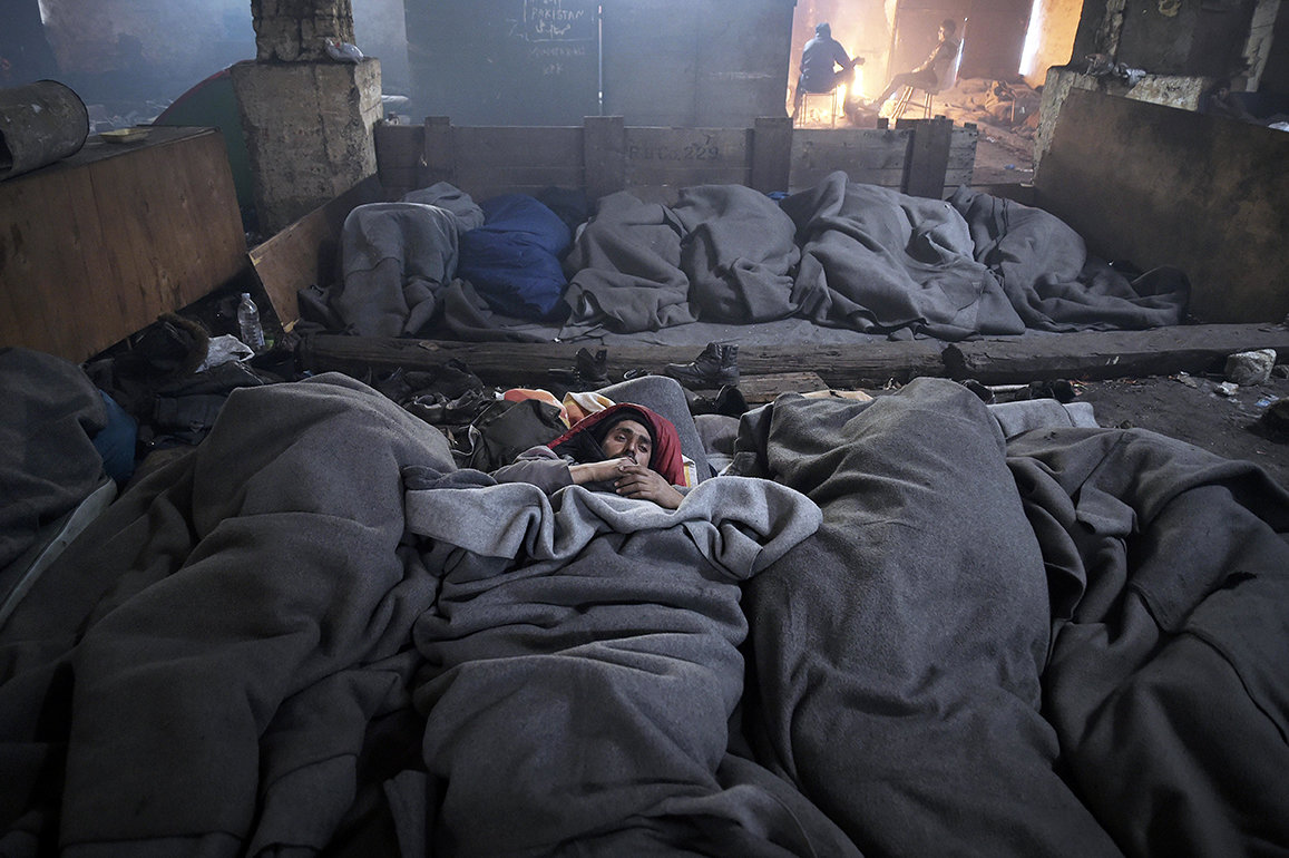 Schlafende Flüchtlinge in einer Lagerhalle in Belgrad (Foto: picture alliance / Photoshot)