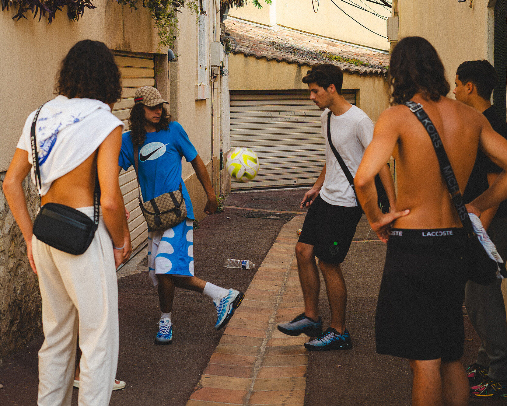 Jugendliche Männer spielen Fussball