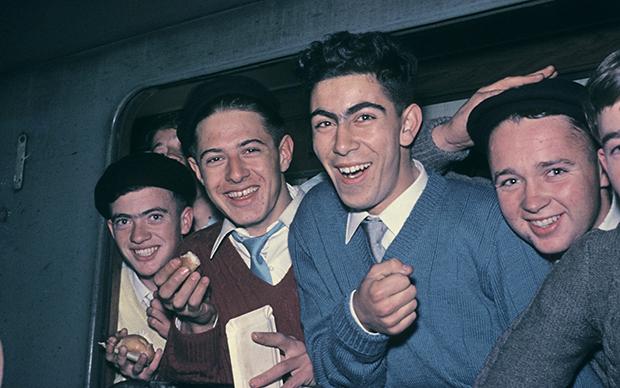 Ein Bild aus dem Jahr 1961: Italienische „Gastarbeiter“ kommen in Deutschland an. So nannte man sie, weil man dachte, sie würden alle irgendwann nach Italien zurück gehen (Foto: Ullstein Bild)