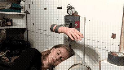 Weckmaschine traktiert schlafendes Mädchen
