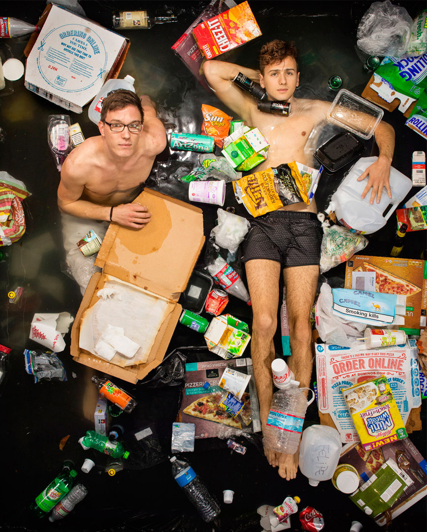 Zwei Jungs baden in Müll (Foto: Gregg Segal)
