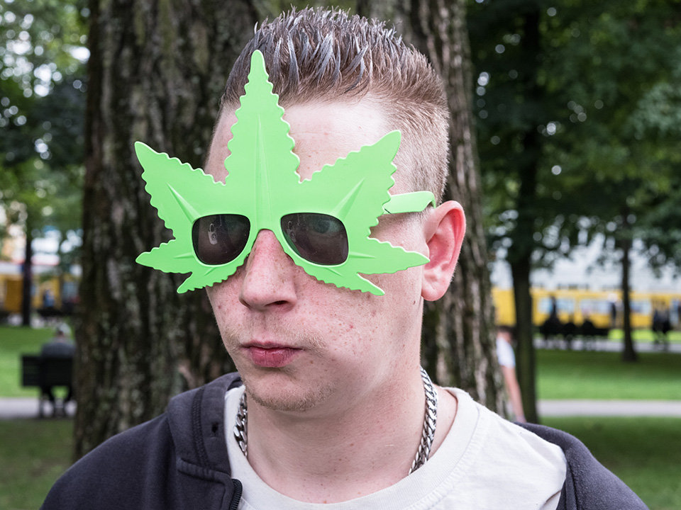 Ein Mann mit Cannabisbrille auf der Hanfparade
