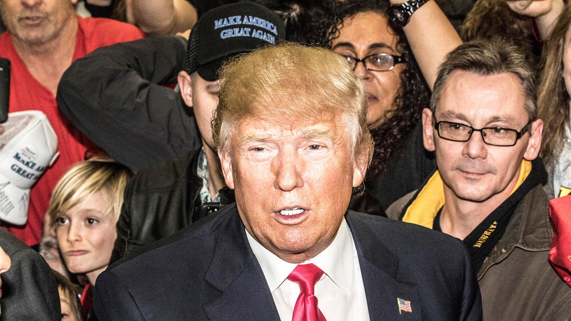 Präsidentschaftskandidat Donald Trump umringt von Anhängern