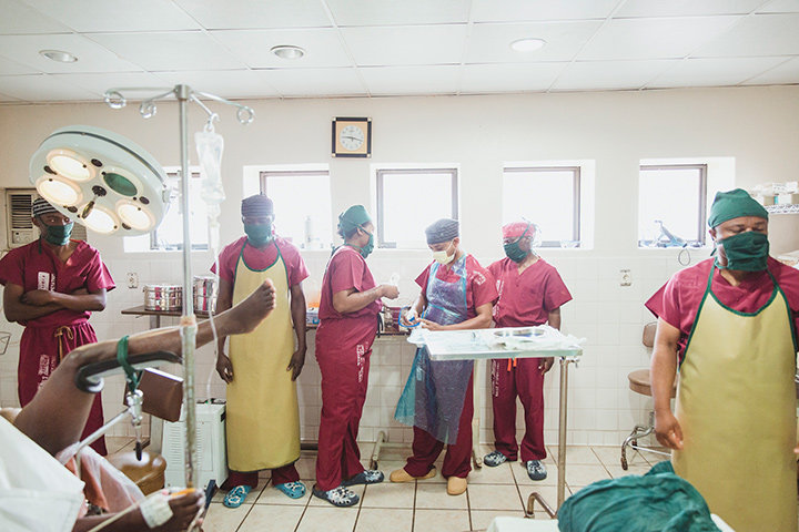 Dr. Justin und sein Team im "HEAL AFRICA" Krankenhaus