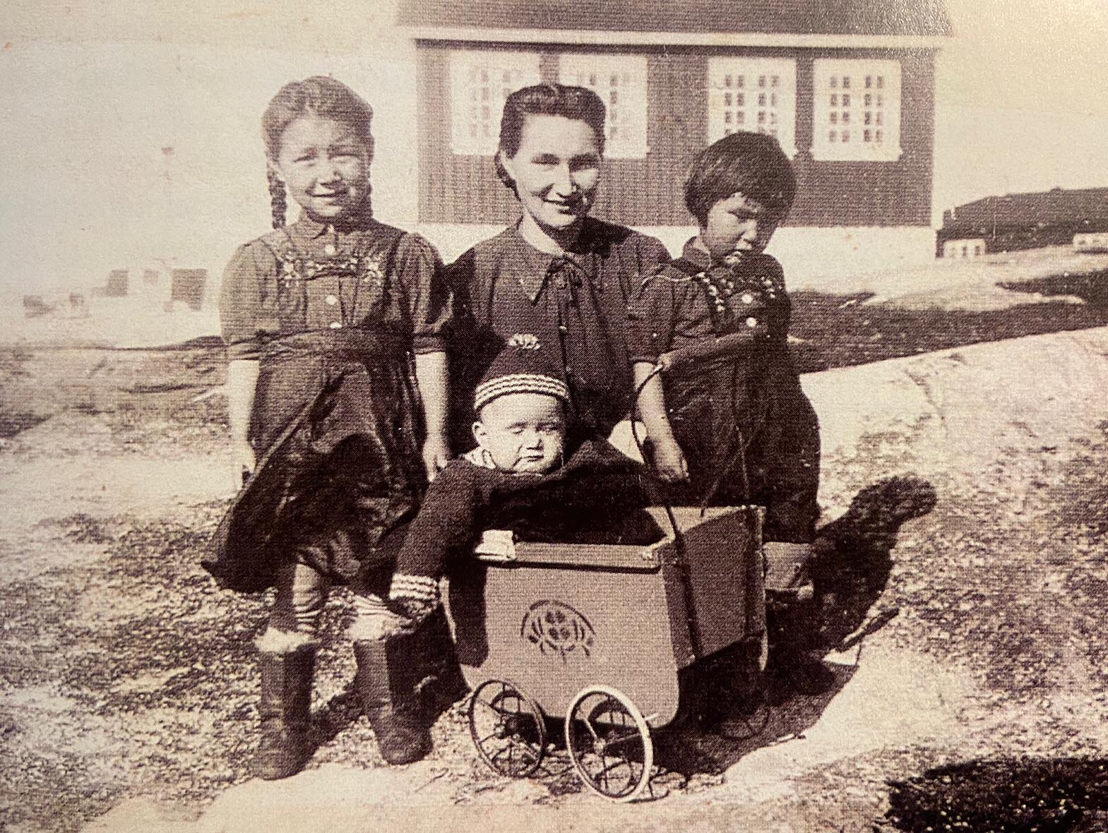Helene Thiesen rechts, mit Geschwistern und Mutter