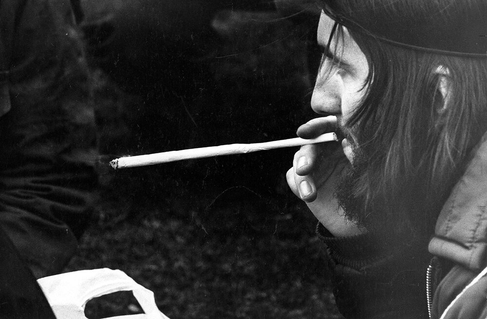Hippie raucht einen Joint (Foto: Nobby Clark/Popperfoto via Getty Images)