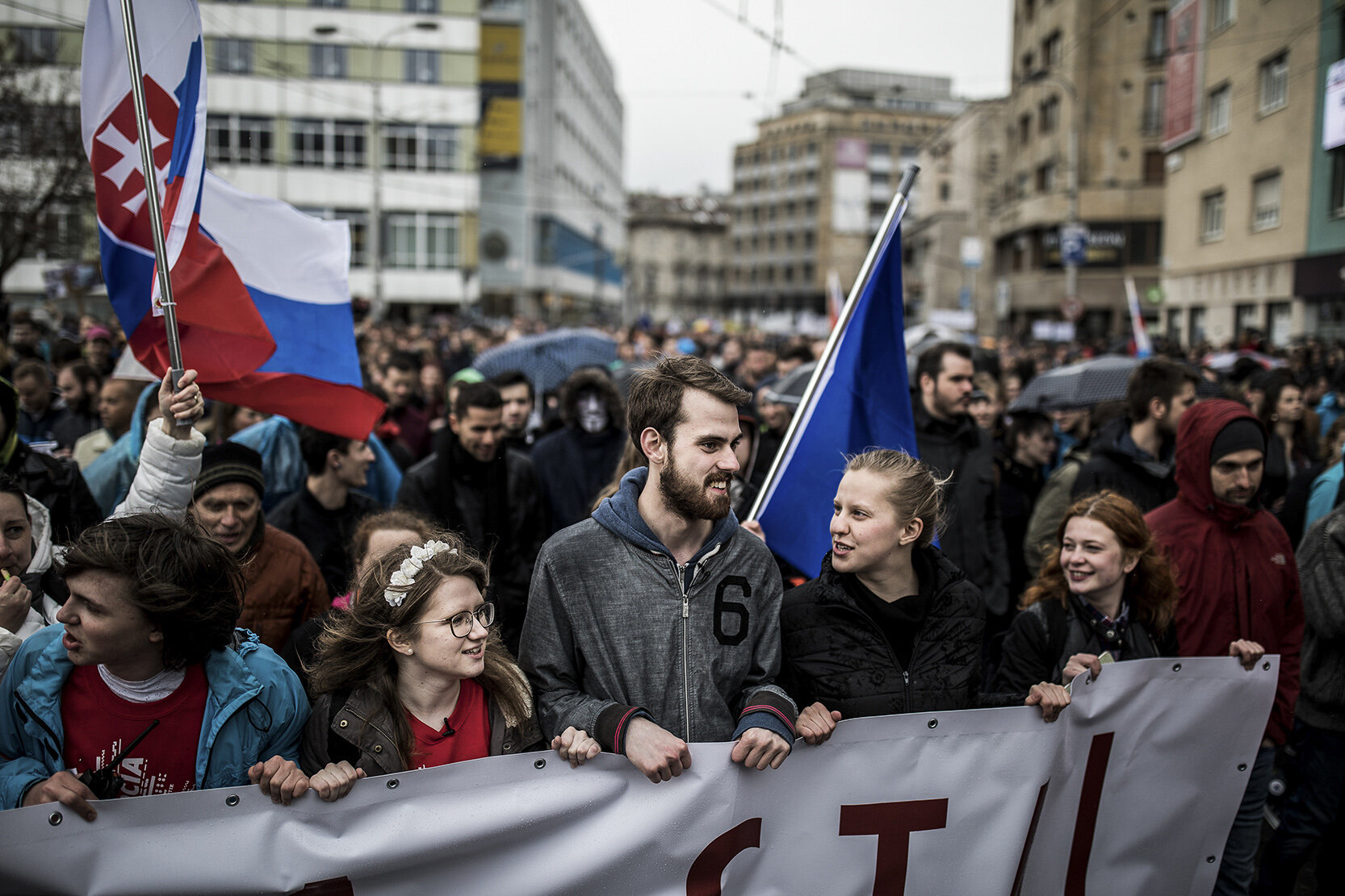 Karolina Farska und David Straka protestieren im April 2017 in Bratislava, Slowakei (Foto: Akos Stiller/NYT/Redux/laif)