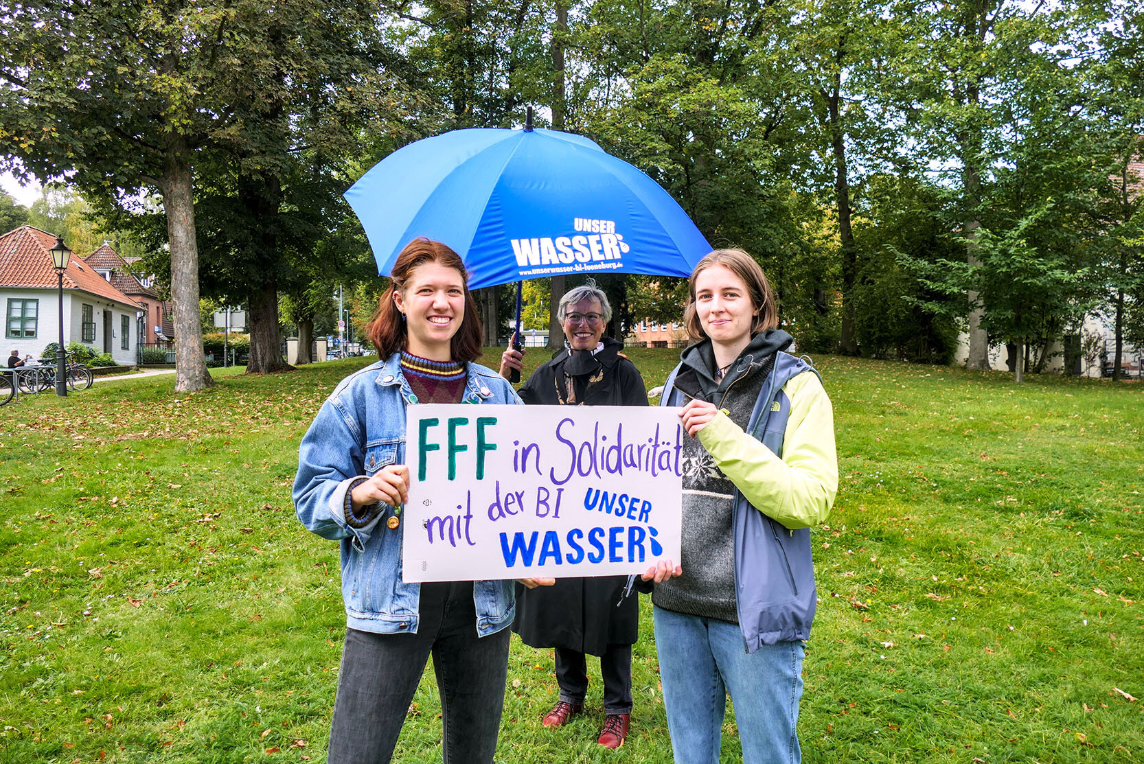 Marianne Temmesfeld von der BI mit FFF Aktivistinnen (Foto: Lisa Steinwandel)