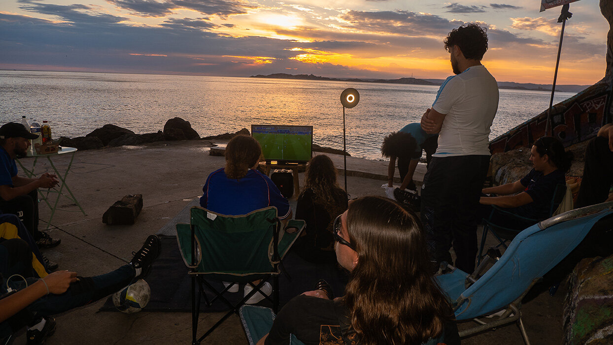 Leute schauen Fussball an der Küste von Marseille