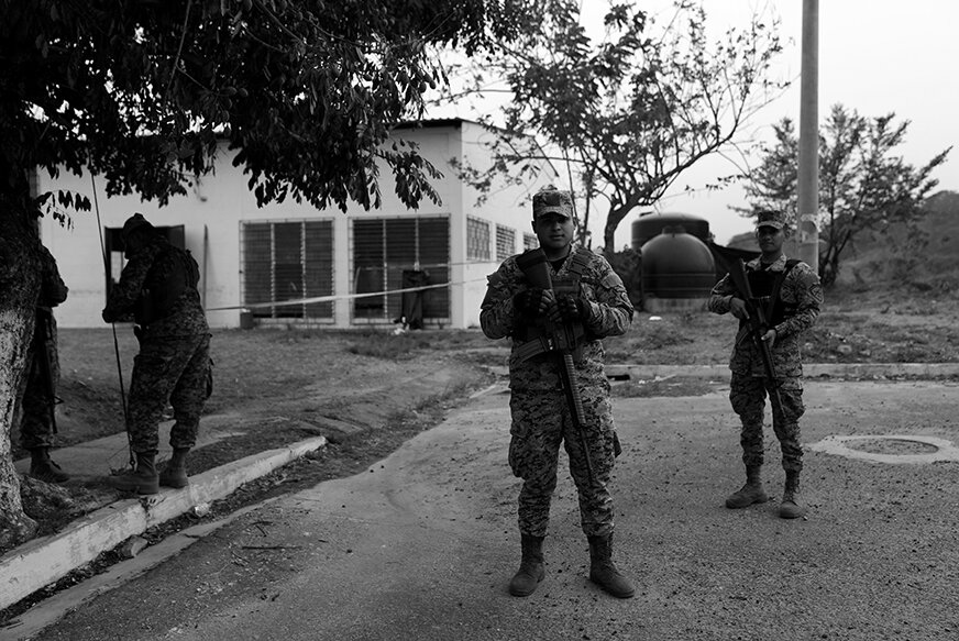 Soldaten stehen vor dem ehemaligen Hauptquartier der MS-13 (Foto: Linda Peikert)