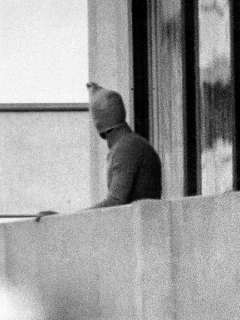 Terrorist zeigt sich auf dem Balkon des israelischen Mannschaftsquartiers im Olympischen Dorf der Münchner Sommerspiele (Foto: picture alliance/Olympische Spiele)