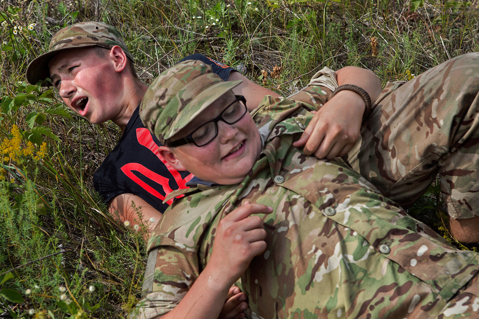 Kinder bei einer Militärübung