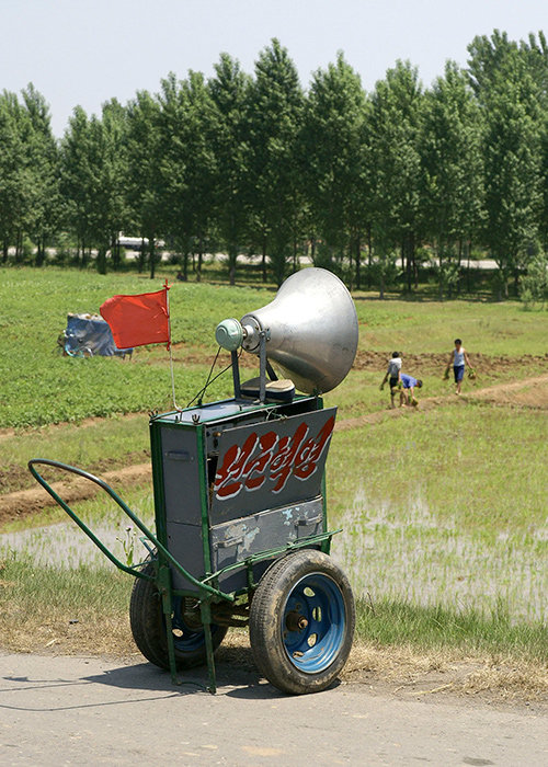 Lautsprecher an einem Feld (Foto:  Martin Tutsch ca. 2007)
