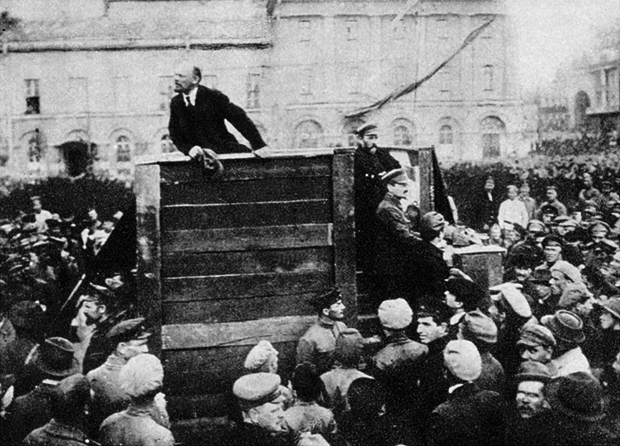Vor dem Bolschoitheater in Moskau hält Wladimir Iljitsch Lenin eine Rede vor Rotarmisten (Foto: Grigori Petrowitsch Goldstein / Staatliches Historisches Museum Moskau)