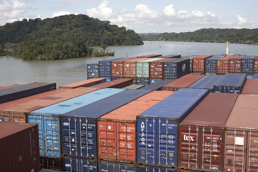 Fahrt mit einem Containerschiff durch den Panamakanal (Foto: Enno Kapitza/Agentur Focus)