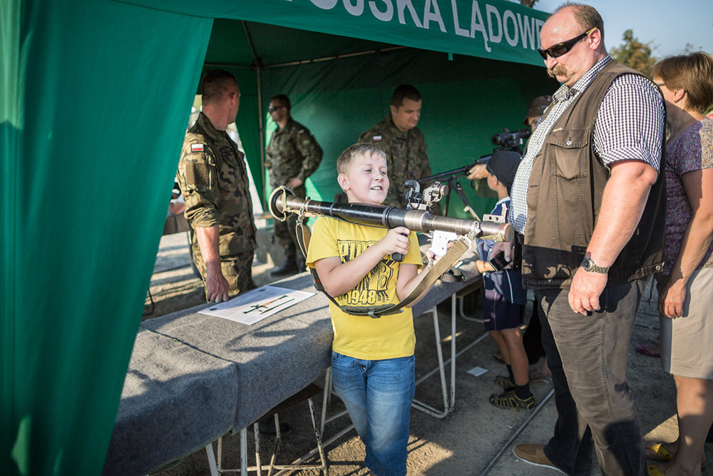 Am „Armed Forces Day“ in Warschau schultert ein Junge eine Panzerbüchse russischer Bauart „RPG“. An diesem Nationalfeiertag stellt die Armee aus, was sie zu bieten hat und Paramiltärs werben um Mitglieder