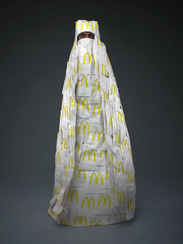 Frau In McDonalds Burka (Foto: Phillip Toledano)