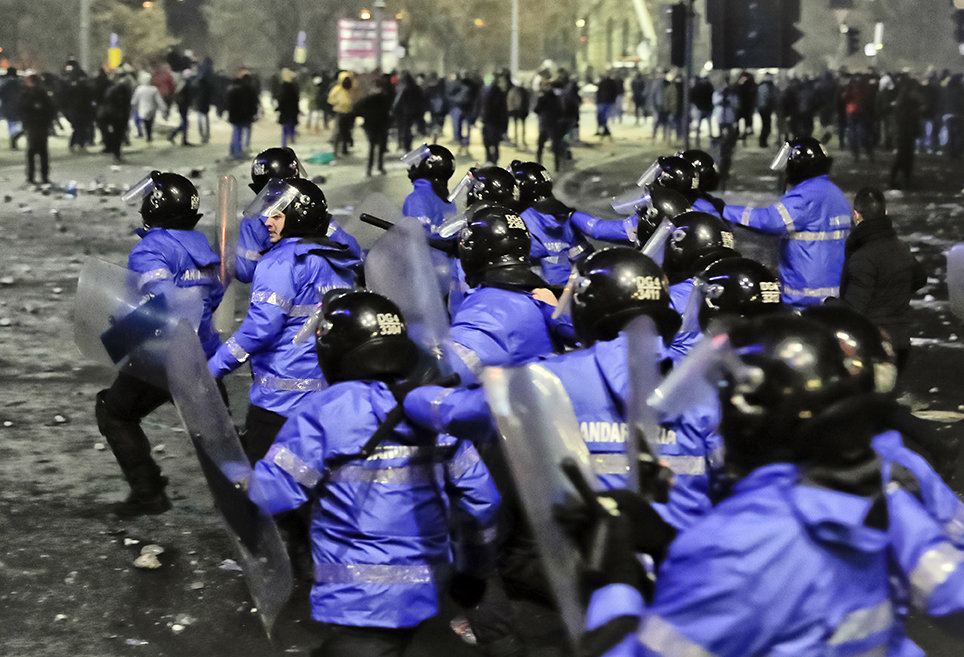 Polizisten bei einer Demonstration in Bukarest (Fotos: Vadim Ghirda/picture alliance/AP Photo)