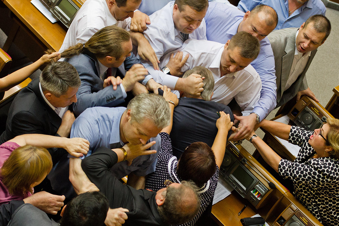 Schlägerei im Ukrainischem Parlament (Foto: Sergii Kharchenko/NurPhoto/ZUMA Wire/Alamy )