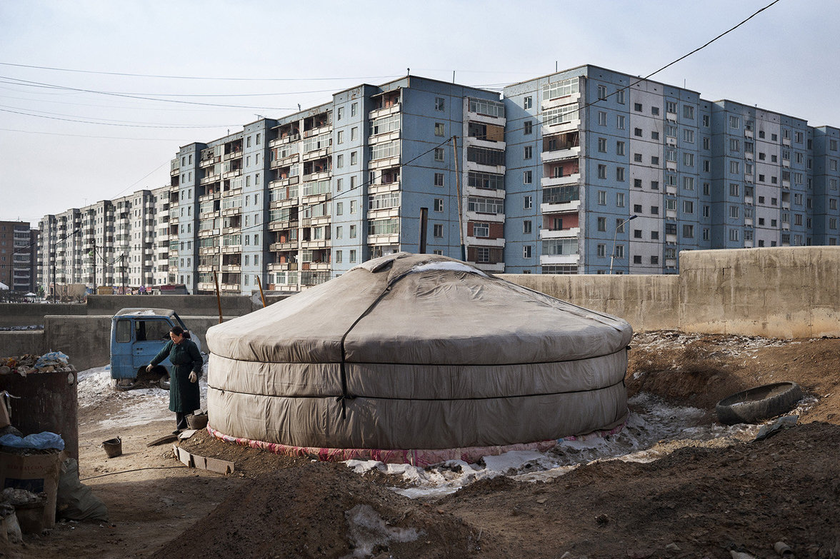 „Gher“, das klassische Zelt der mongolischen Landbevölkerung steht im Schatten großer Wohnhäuser