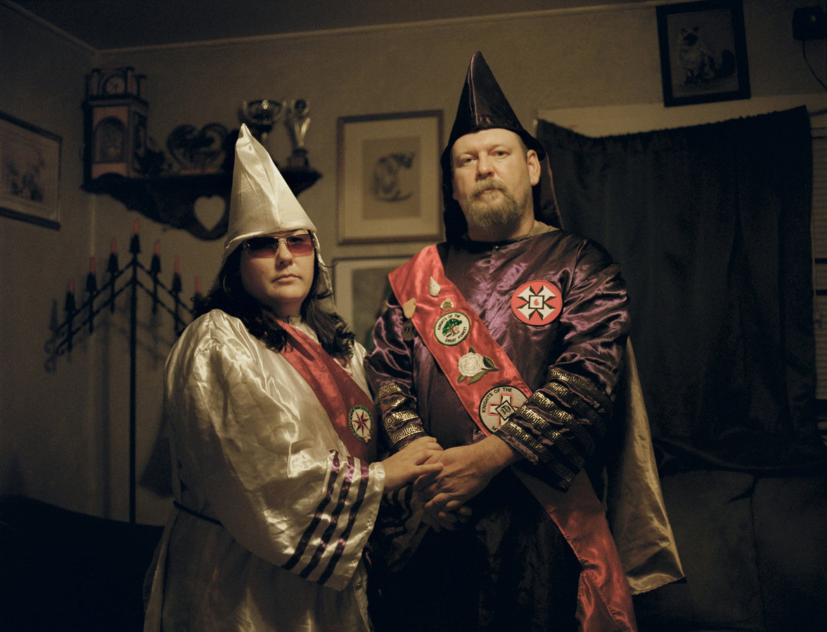 Amanda Barker Hand in Hand mit ihrem Mann Chris Barker, beide in ihrer KKK-Uniform