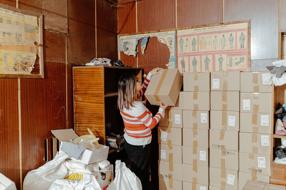 Hilfslieferungen für Vertriebene aus Berg-Karabach in Rathaus von Tscharenzawan, Armenien