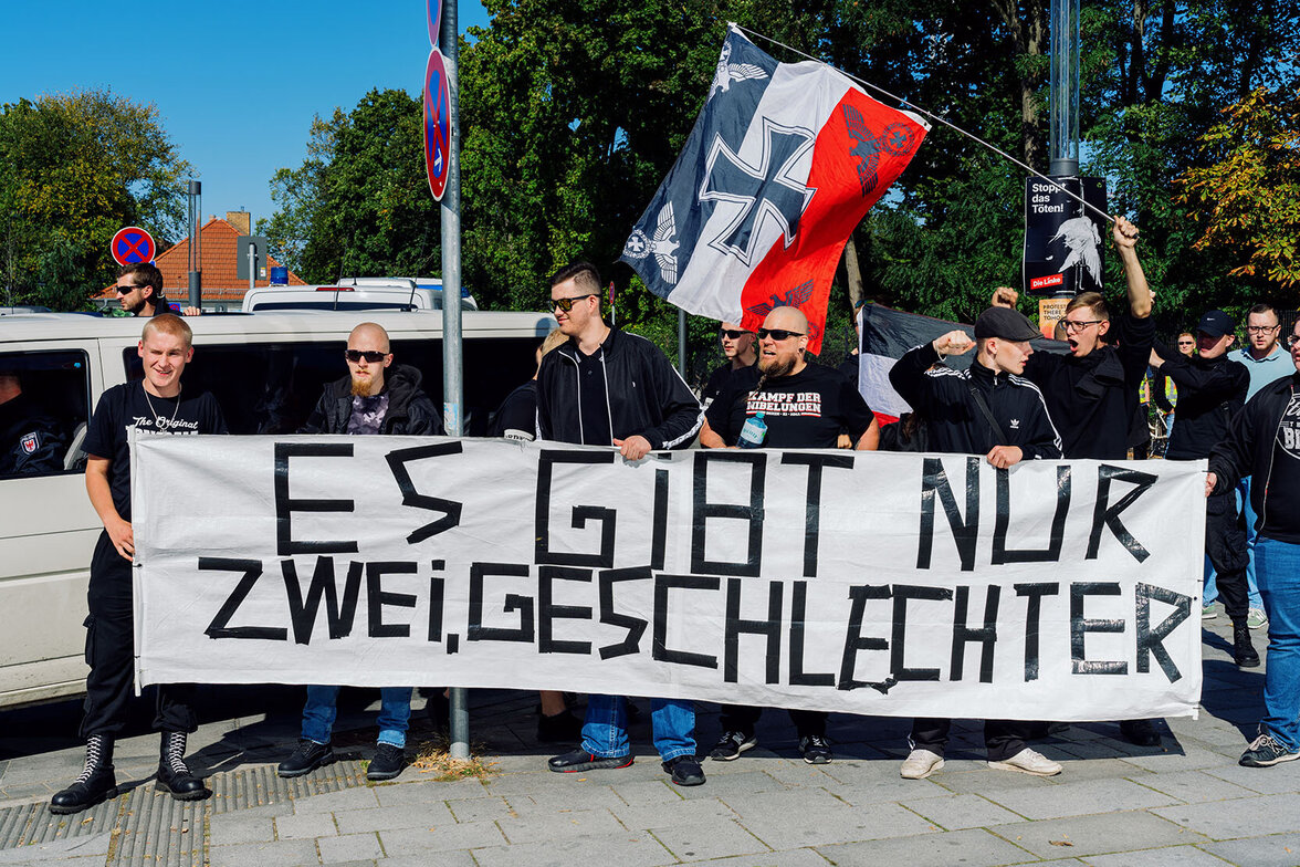  Rechte hinter einem Banner mit der Aufschrift „Es gibt nur zwei Geschlechter“.