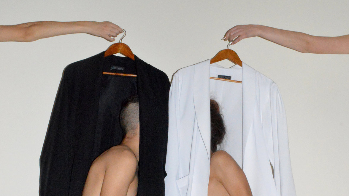 Zwei nackte Menschen stecken ihre Köpfe in eine schwarze und in eine weiße Jacke (Foto: Kostis Fokas)