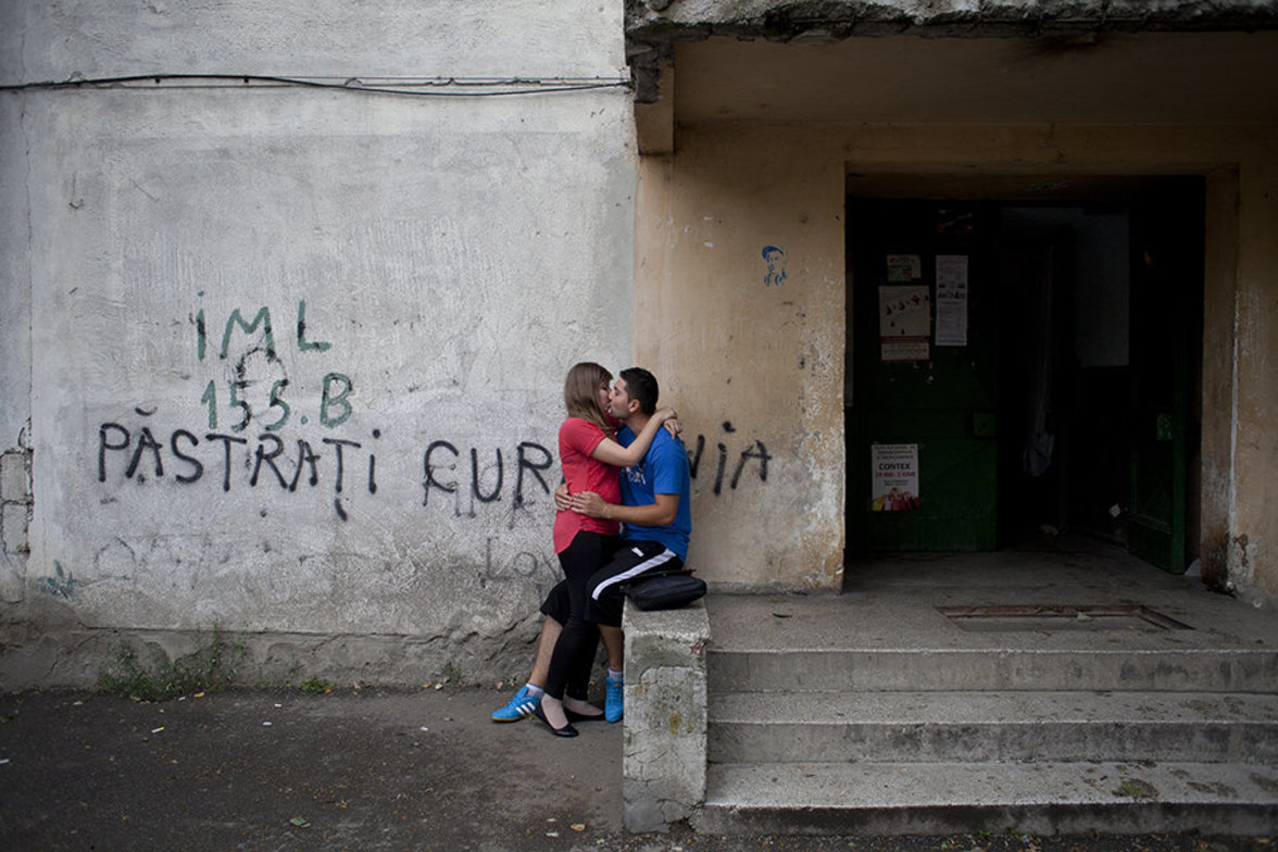 Rumänischer Saisonarbeiter in der Heimat mit seiner Frau