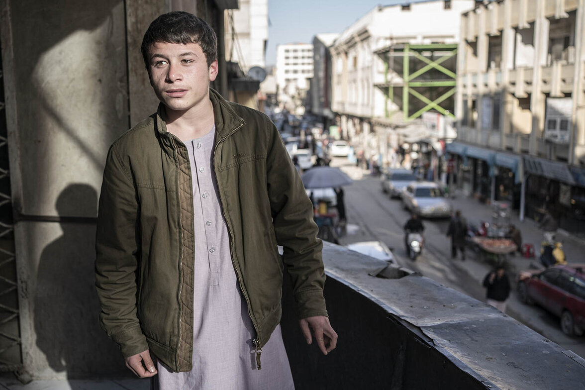 Mohammed Karim (17) arbeitet seit einem Jahr in einem Steinladen auf der Chickenstreet