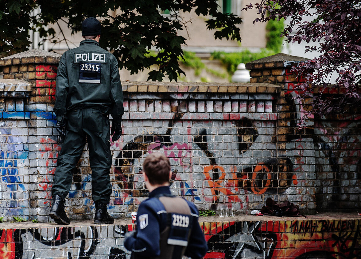 Zwei Polizisten schauen über die Mauer des Görlis (Foto: Paul Zinken / picture alliance / dpa)