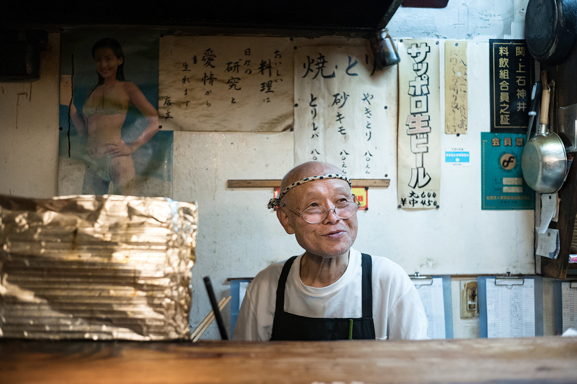Rentner in einem Imbiss in Tokio