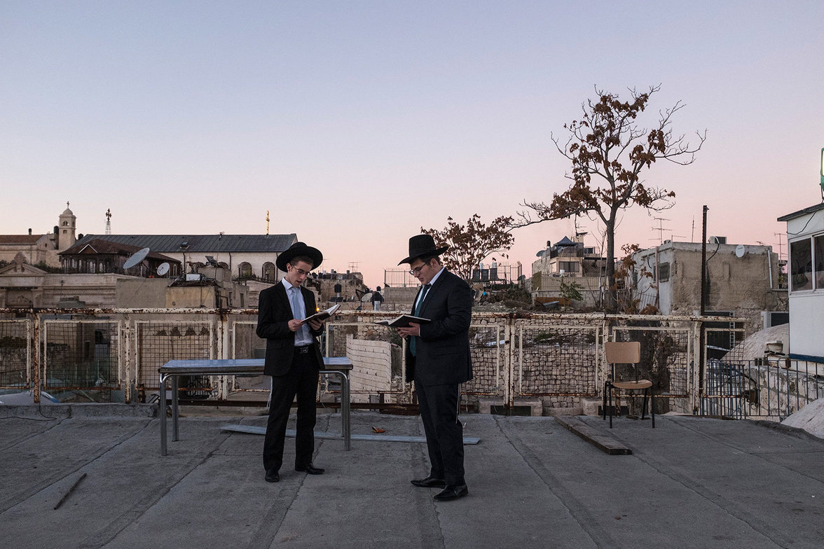 Chassidische Juden singen Psalme auf einem Dach in Jerusalem