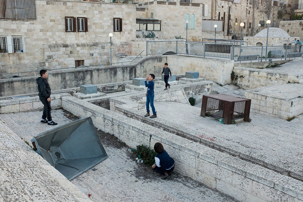 Palästinensische Kinder spielen auf den Dächern der Stadt.