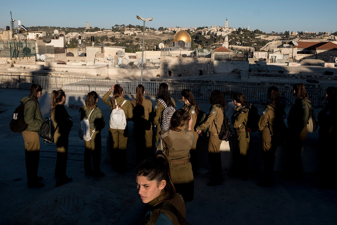 Für den Geschichtsunterricht über die Altstadt gehen israelischer Soldatinnen auf die Dächer.