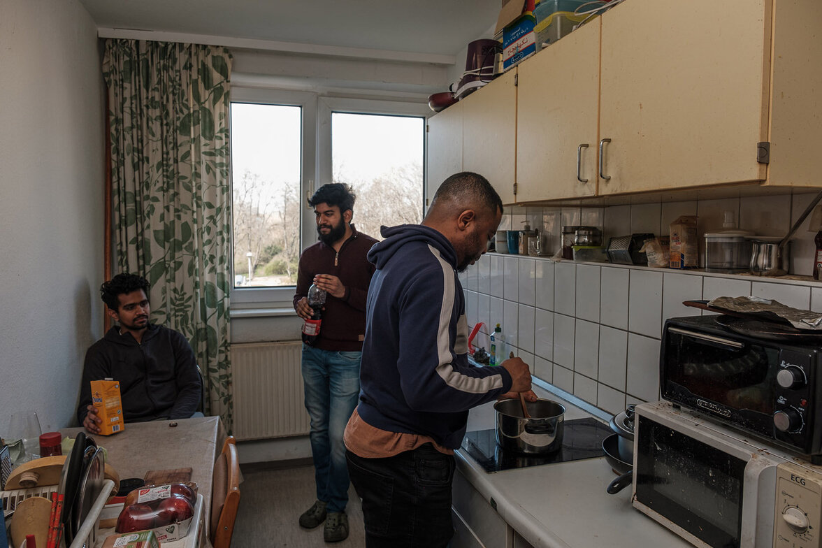 Manideep und seine Mitbewohner in der Küche