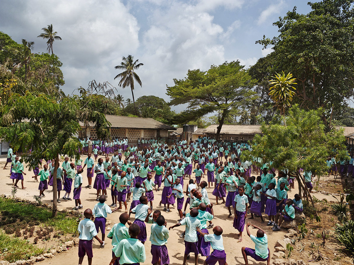 Schüler spielen auf einem Pausenhof in Kenia