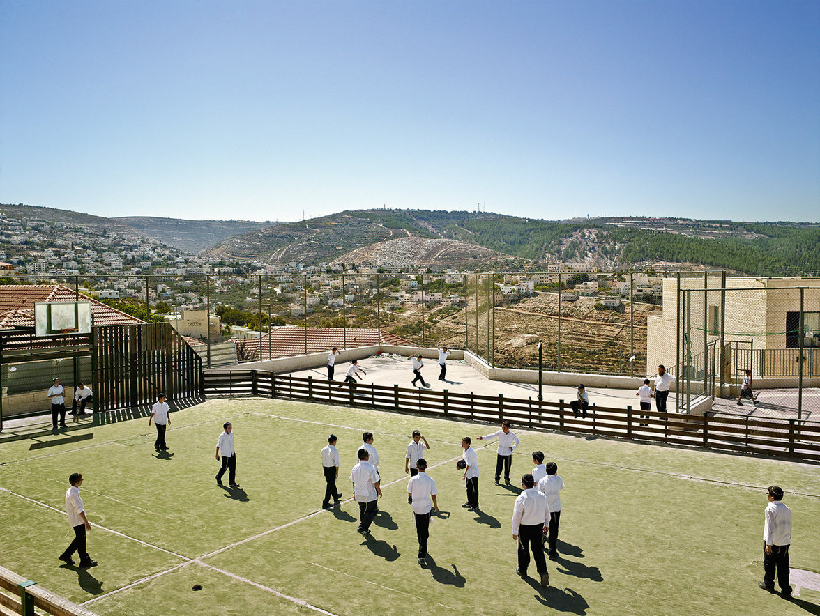 Kinder spielen auf einem Schulhof im Westjordanland